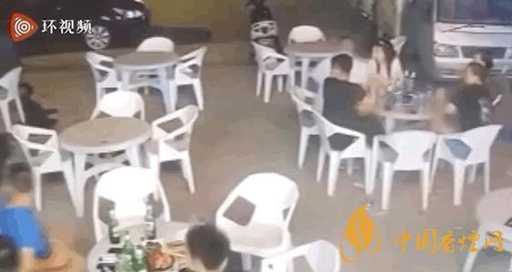 警方通報(bào)小車沖過夜市撞飛數(shù)人 這一幕太驚險(xiǎn)了！