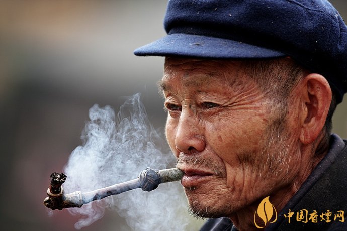 旱煙和煙卷哪個(gè)危害大，旱煙袋很有講究