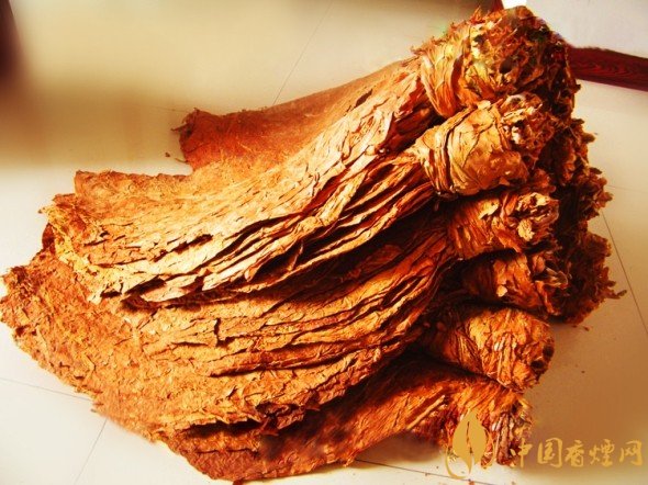 旱煙和煙卷哪個(gè)危害大，旱煙袋很有講究