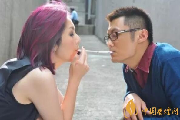 香煙夾耳朵上是怎么來的，耳夾煙是男人的專利