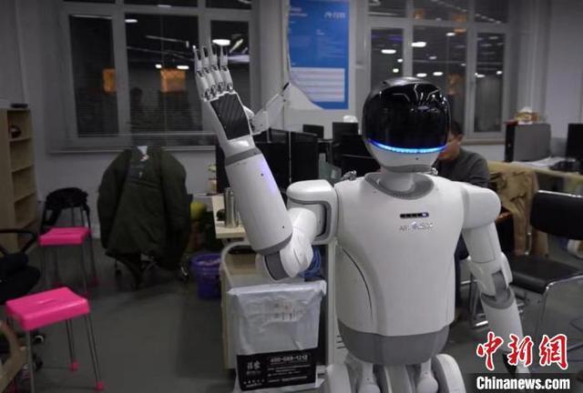 钢铁侠科技已研发五代双足大仿人机器人产品.图为机器人挥手示意.